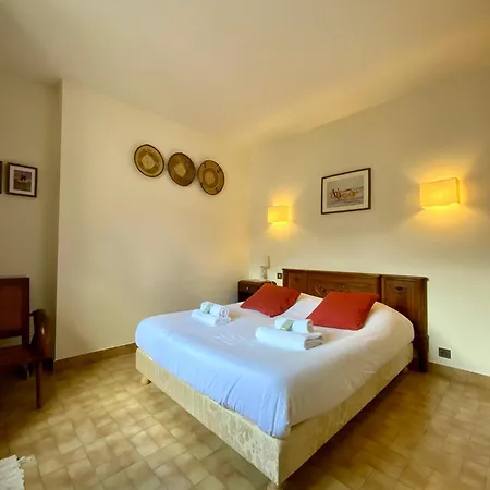 Isabelle- Large Bright House With Courtyard! *