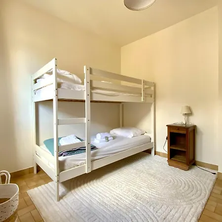 Isabelle- Large Bright House With Courtyard!