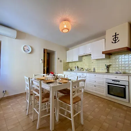 Isabelle- Large Bright House With Courtyard! * Mudaison