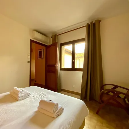 Isabelle- Large Bright House With Courtyard!