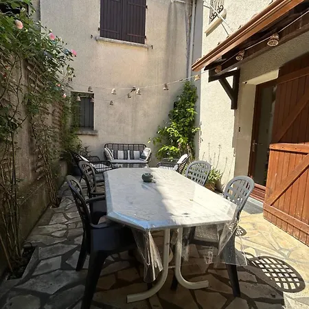 Isabelle- Large Bright House With Courtyard!