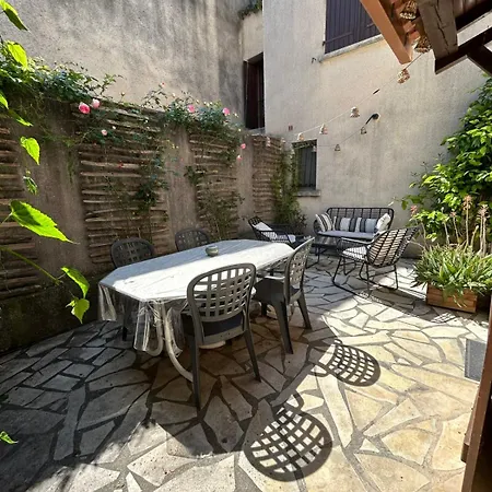 Isabelle- Large Bright House With Courtyard! *