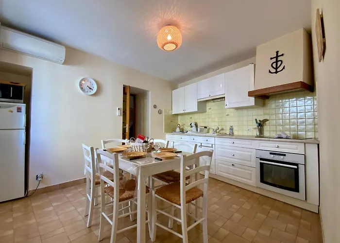 Isabelle- Large Bright House With Courtyard! Vakantiehuis *